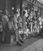 美国人拍摄1945年战败投降后的日本