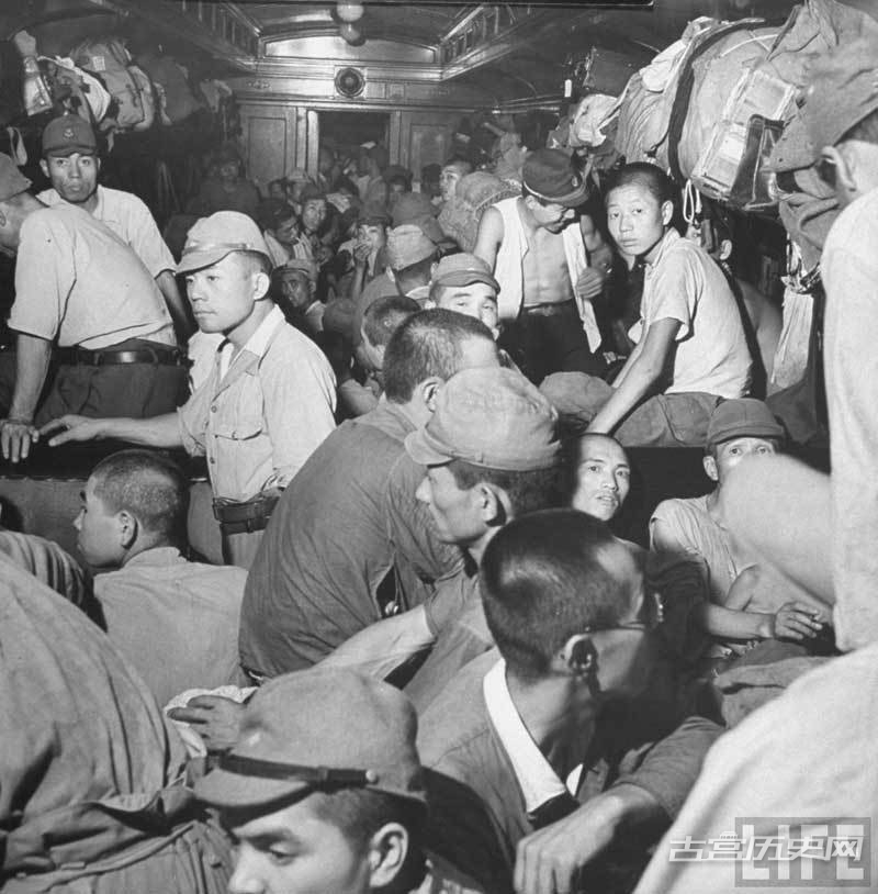 美国人拍摄1945年战败投降后的日本
