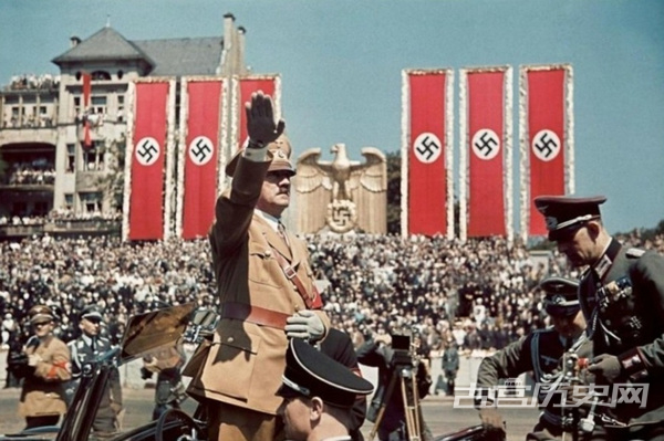 希特勒，这位纳粹头子，曾经杀害了近600万犹太人、200万波兰人和其认为“不值得生存在这个世界上”的400万隶属各国的人民(其中包括残疾人士、精神病患者、苏联战俘、同性恋者、共济会成员、罗马尼亚人等)。