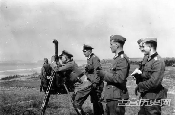 1944年，德军占领诺曼底期间，士兵在观察海岸