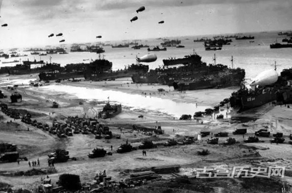 1944年6月，诺曼底登陆过程中，盟军士兵、车辆和装备涌向海滨。