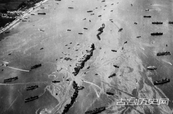 1944年。盟军凿沉30艘自由轮，在海滩外排成行，为登陆诺曼底滩头堡的舰船形成防浪堤，保护靠岸的舰船。