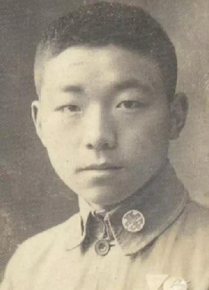 在英国海军搜索者号上参战的中国海军军官黄廷鑫，战后加入人民海军，后从事教学工作，2009年去世