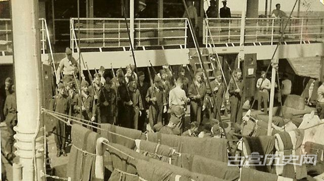 这组照片讲述了一位名叫莱昂纳德-多姆布罗斯基的前美国海军陆战队士兵赴中国驻守经历。图为1937年，莱昂纳德随美军陆战队第六师乘坐肖蒙号奔赴上海。