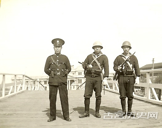 日本海军与警察。莱昂纳德曾看见日本士兵押送中国战俘时用刺刀刺杀战俘，他认为这是日军在向美国人示威炫耀。