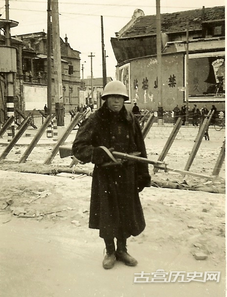 图为一名正在巡逻的日本哨兵。
