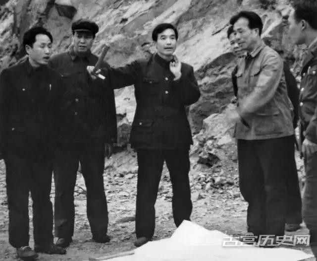 1985年4月，温家宝在江西考察期间，在野外与技术人员讨论地质情况。
