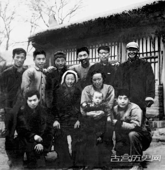 1964年秋，温家宝在京北平西府与当地农民朋友合影。