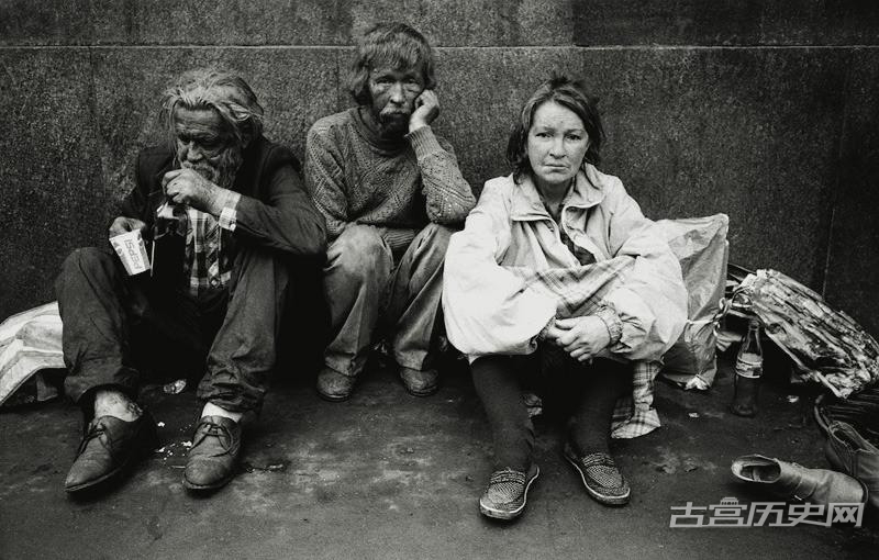 朱尼尔的镜头中，多半是无家可归者、酒鬼、濒死者等等生活在社会底层的人们，这些曾经生活在强大苏联光环下的俄罗斯人，如今在街头苟延残喘……