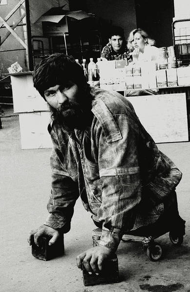 1995年米隆·朱尼尔拍摄的莫斯科，生活在社会底层的人们。图为街头的残疾人。
