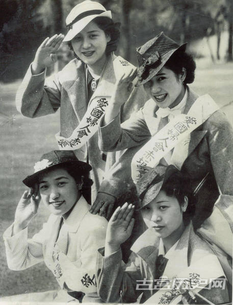 在日本侵华战争期间，虽然绝大多数日本妇女没有作为士兵到前线作战，但却在日本国内积极致力于“后方”服务，从事支持战争的工作。成千上万被称为“军国之母”、“军国之妻”、“靖国之妻”、“军国少女”的日本女性证明了在日本对外侵略战争期间，日本妇女与侵略战争、与日本法西斯军国主义有着密不可分的联系。图为东京赤坂地区的“爱国妇人会”成员合影。