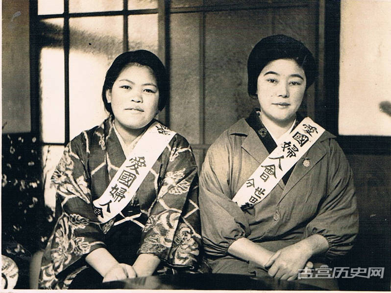 在“大日本妇人会”成立之前，“国防妇人会”是日本最大的妇女组织，它成立于九一八事变之后，口号是“国防从厨房开始”，统一的服装是象征着家庭主妇日常生活的白色围裙，身上斜背白色宽带，上书“大日本国防妇人会” ，她们从事生产、慰问等工作，可谓是日军的后盾与精神慰藉，至1940年的时候，总人数达900万人。图为“大日本国防妇女会”中的家庭成员。
