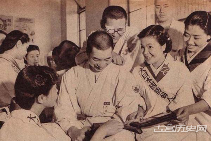 大日本国防妇女会”成员慰问日本伤兵。