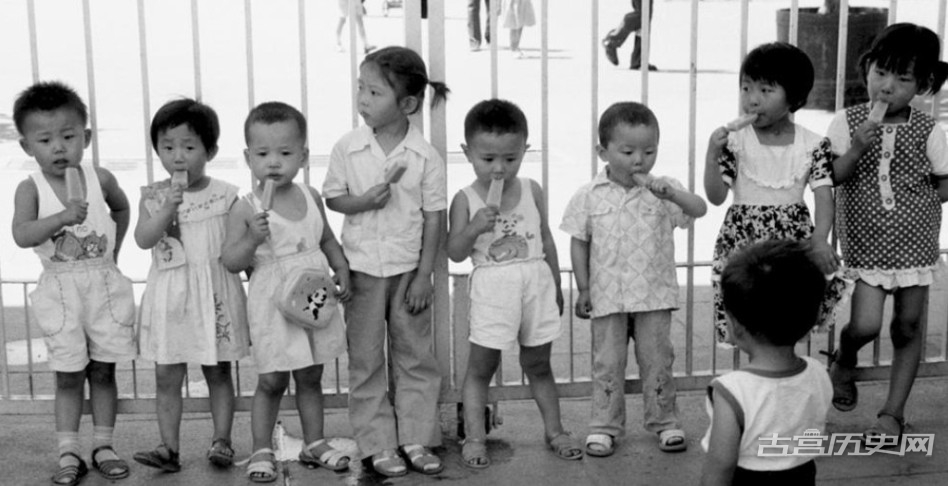 1980年代初，改革的萌动，开放的探路，改变着北京的面貌。农民进城；电视、冰箱被搬进大杂院；青年男女可以拉手跳舞；风靡一时的气功迷倒大批信众…这些是北京的记忆。摄影师用镜头记录了那变化的10年。1985年北海公园，几个小孩每人一根3分钱的红果冰棍吃得正香，没钱买的小朋友给馋的够呛。