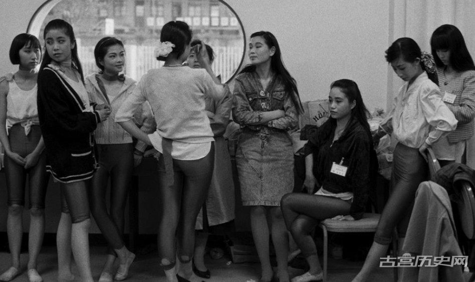 1989年，北京，穿健美裤的模特。