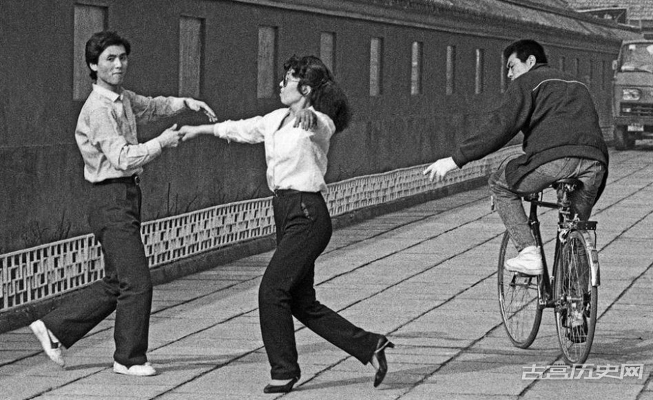 1987年地坛公园。跳舞当时被认为不雅，公园管理人员骑车到处阻止舞者。