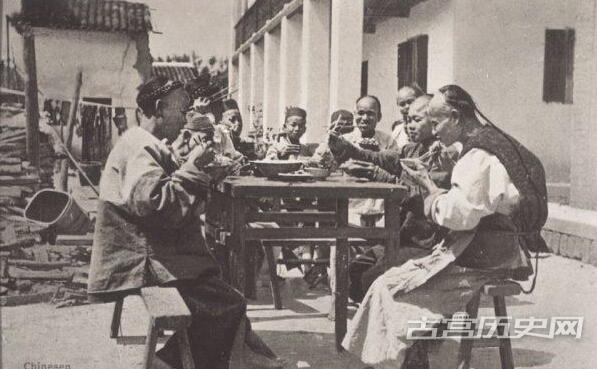 1910年，中国人吃饭。
