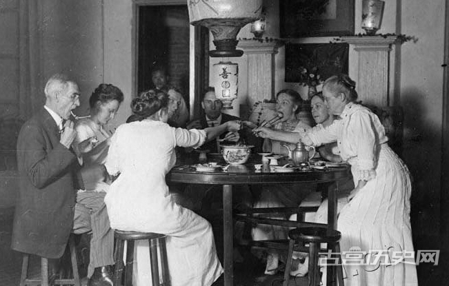 1911-1913年，中国福建，传教士吃中餐。