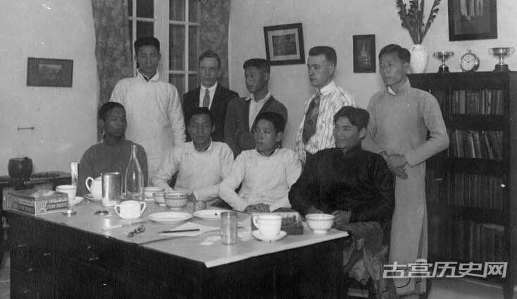 1913年，中国福建省福州，基督教青年会工作人员在进行饭前祈祷。