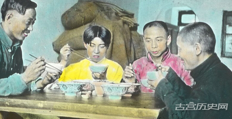 1917-1923年，中国，四人围在桌子前共享一餐。