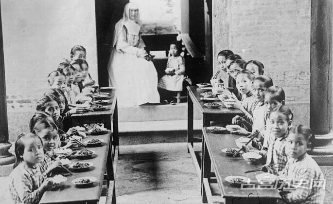 1920年，中国孤儿吃饭。