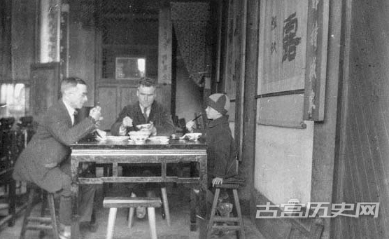 1920-1930年，在中国福建贵霜寺，传教士在吃饭。