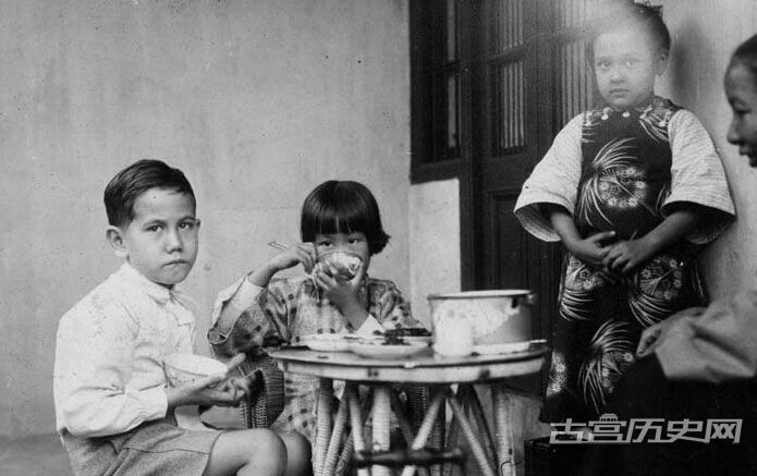 1927年，中国孤儿院吃饭的时候。