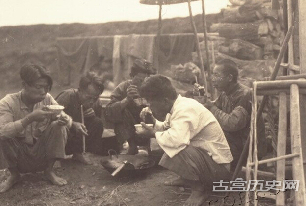 1932年，中国木匠吃饭。