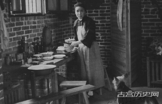 1935年，教会厨房里的中国厨娘。