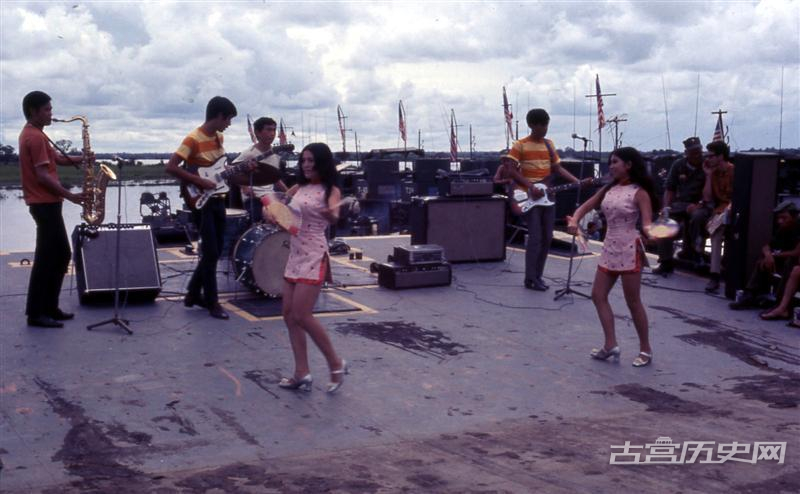 1969年越战期间，南越美女慰劳美军演出。