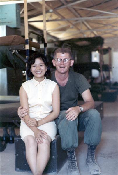 美军与越南女子。