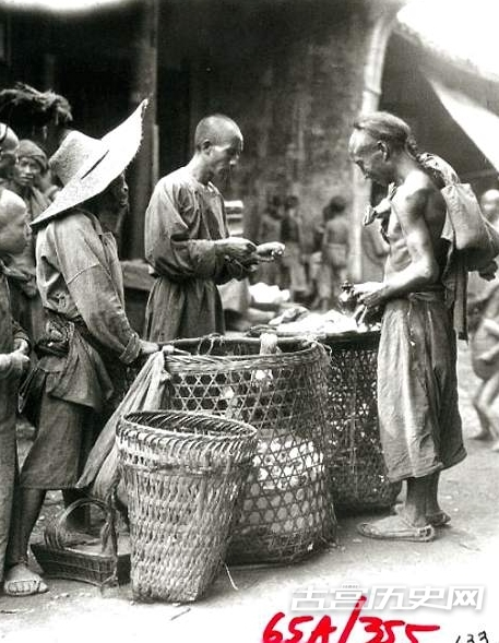 在收集古典社会研究素材的过程中，甘博游历了许多地方，对中国的城乡作了广泛的社会调查，主要研究成果有：《北京的社会调查》(1921) 和《北平市民的家庭生活》(1933)等。图为1917年，安县，购买纸元宝。