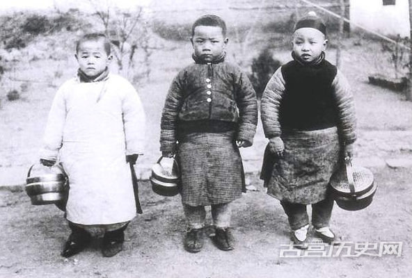 1917年，杭州，礼拜堂学校的男孩。冬天的杭州没有暖气，每人手提一小铜炉取暖。