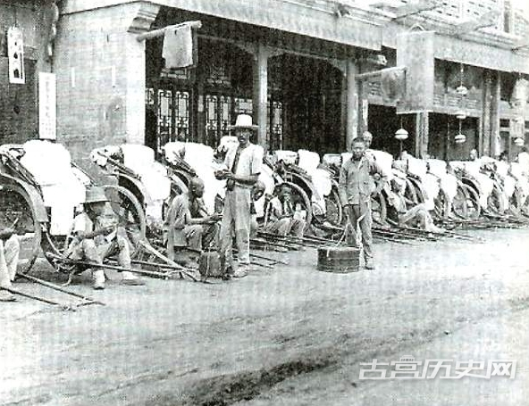 1919年，北京，人力车站。人力车约于1900年由日本传入中国，亦叫“东洋车”在旧中国的城市是主要的乘用车辆。