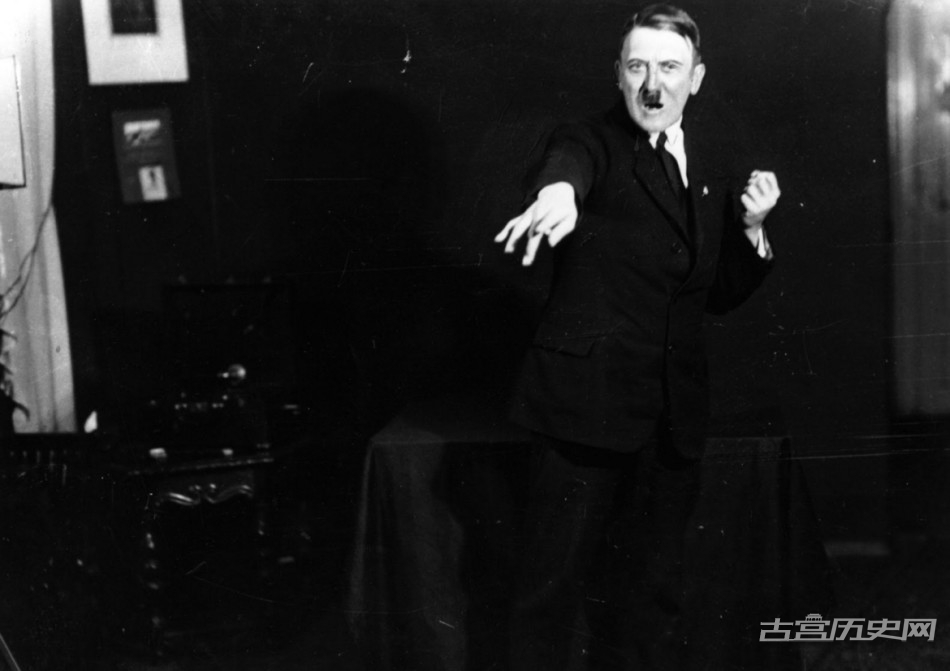 希特勒在镜子前练习演讲。