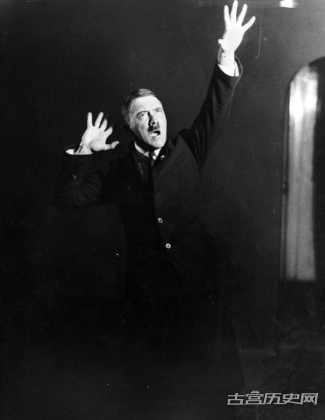 希特勒在镜子前练习演讲。