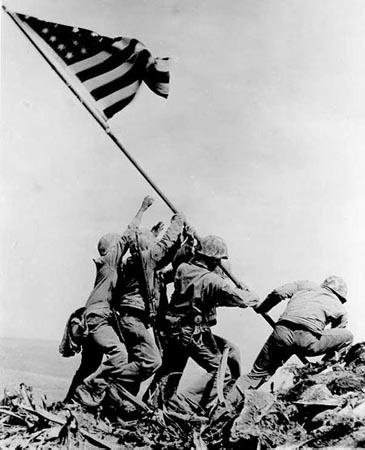 美国首都华盛顿广场上，有一座巨型雕像，五名海军陆战队的士兵正奋力插起一面美国国旗。这座雕像是根据美联社记者乔·罗森塔尔拍摄的一张二战著名照片塑成的，而这张照片表现的正是硫磺岛上的血战。
