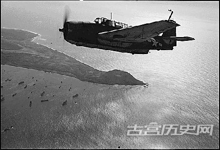 飞向硫磺岛的美军轰炸机。