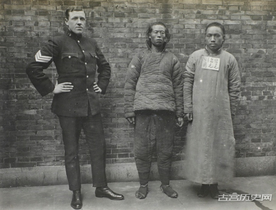 上海公共租界巡捕房警长将两位嫌疑犯拷在一起 1900年