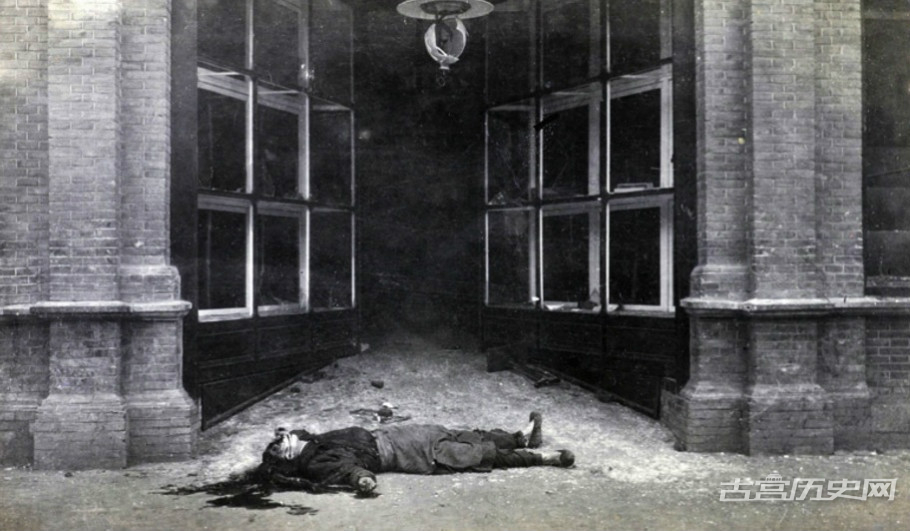 上海公共租界巡捕房警察将抢劫者击毙在商店门口 1900年
