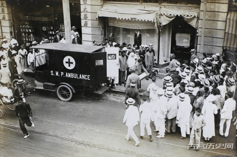 上海公共租界巡捕房救护车和警察赶到犯罪现场 1923年