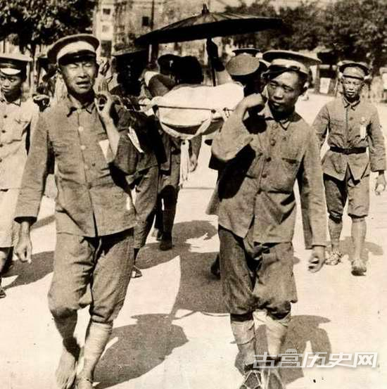 1927年，南京，用担架抬着伤员的医务人员。