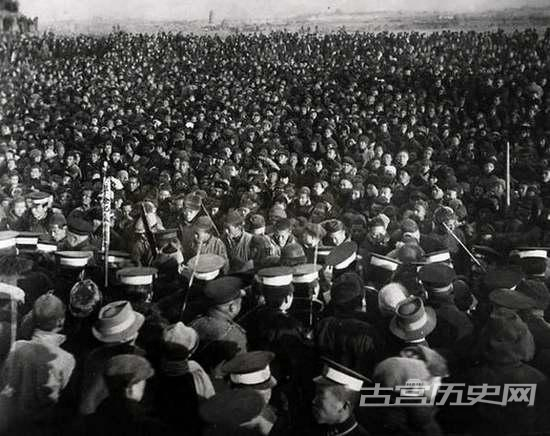 1928年，一个星期内，中国有很多地方进行大规模处决的行动。大批民众围观。