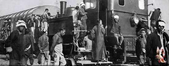 起义军缴获了清帝国军队载着弹药的火车。 中国 于1911年。