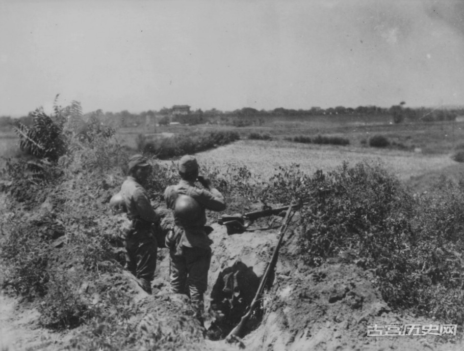 中国战场，在战壕里的两个日本士兵和歪把子机枪阵地。