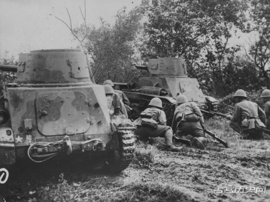 1937年，正在准备步坦协同攻击的日军。