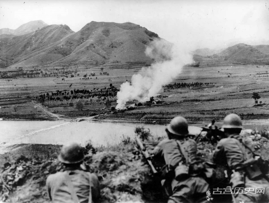 1937年，日军6.5毫米机枪手监视观察河对岸的中国军队动向。