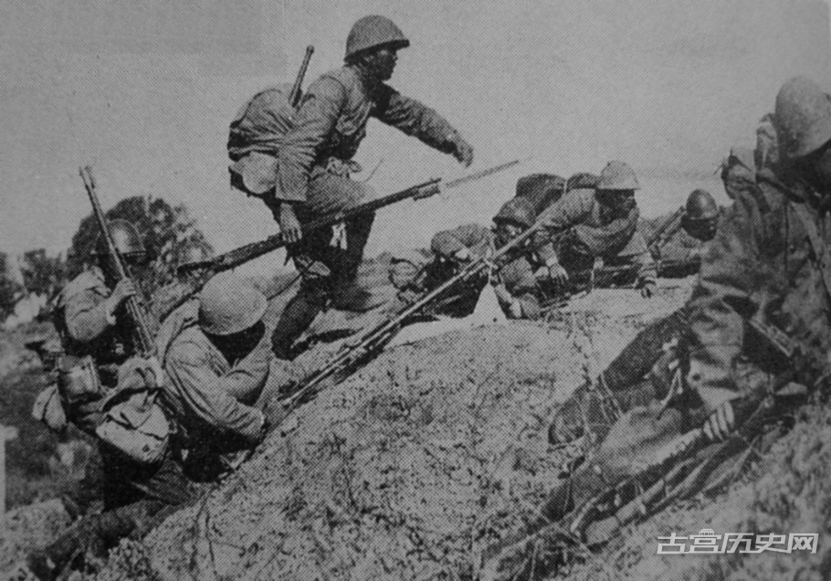 1937年，在准备发起进攻的日军士兵。