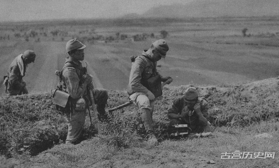 1937年，在中国战场挖战壕的日军士兵。