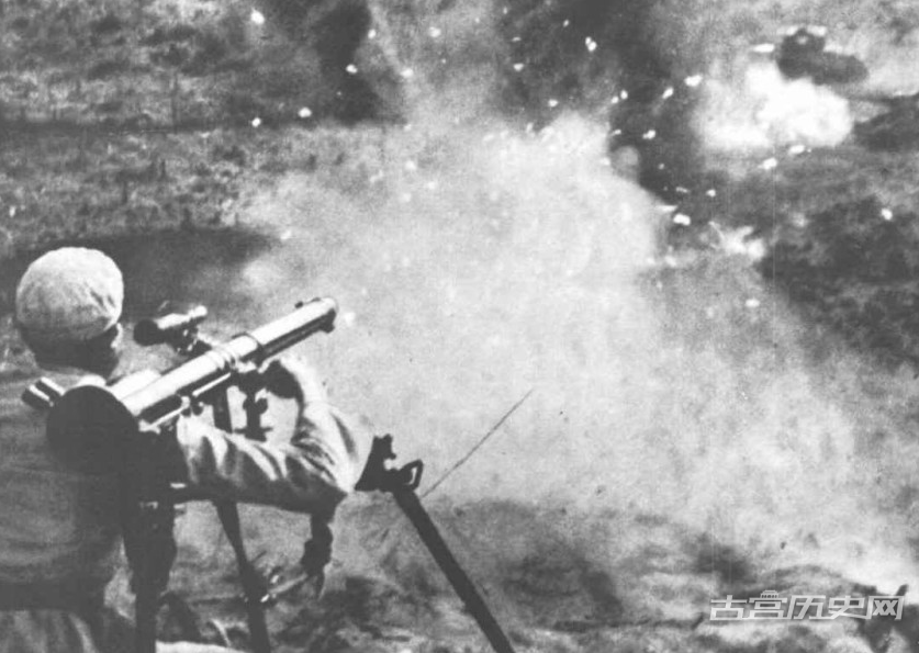 “联合国军”实施 坦克劈入战 ,志愿军第68军战士在文登公路上击毁敌军坦克，图中志愿军使用的是57毫米无后坐力炮。
